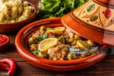 Tajine met kip en groenten in traditionele schaal
